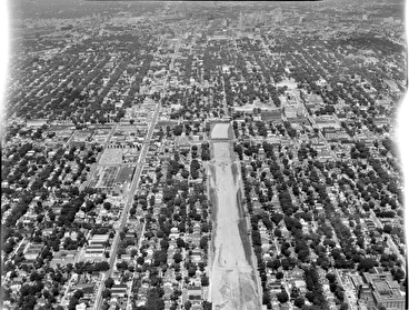 Aerial view of 35W construction bisecting a Minneapolis neighborhood